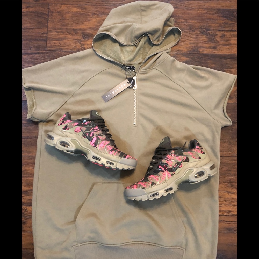 Shoes/ hooded tee
